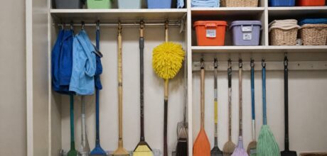 Como armazenar rodos e mops corretamente para maior durabilidade